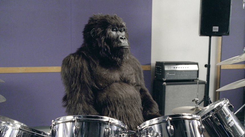 O Clássico Comercial Do Gorilla Baterista Ao Som De Phil Collins Gorilla